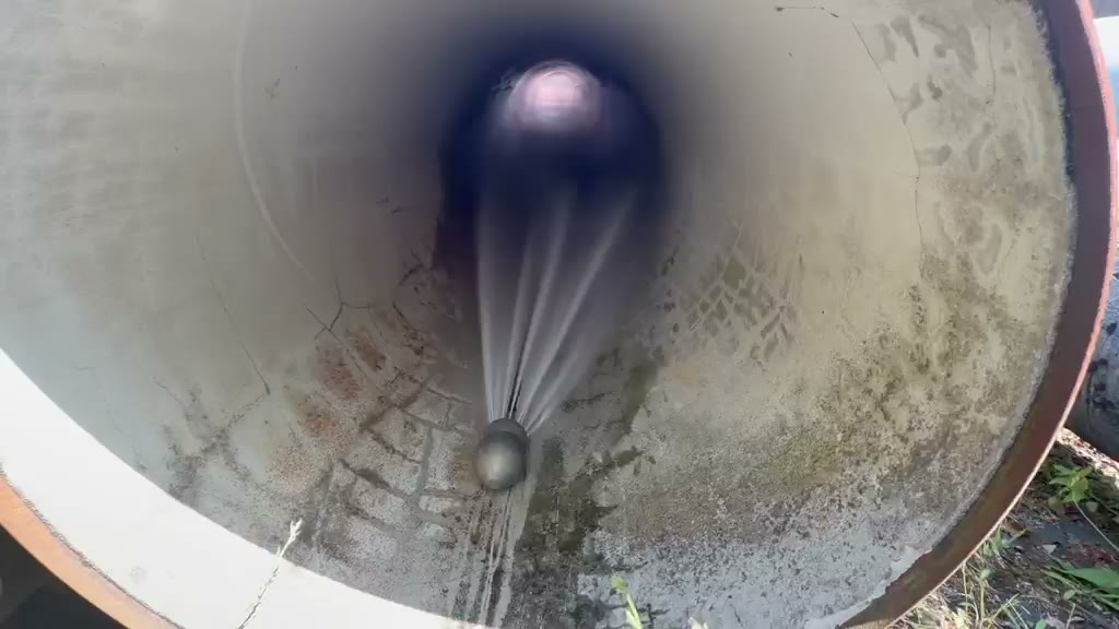 Hochdruck-Spüldüse bei der Kanalreinigung im Rohr – Astarix in Kall