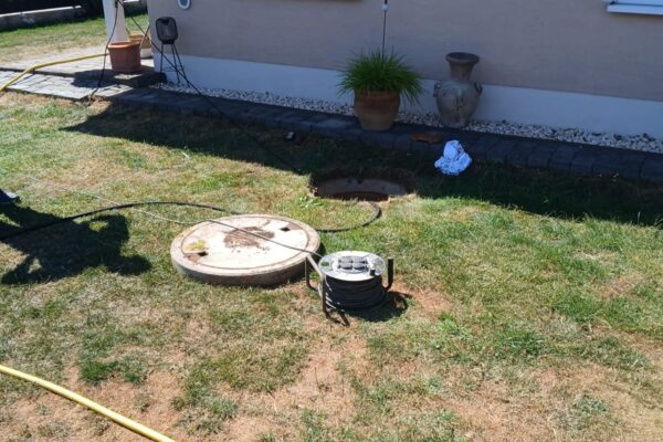 Geöffneter Revisionsschacht im Garten bei einer Kanalreinigung durch Astarix in Kall