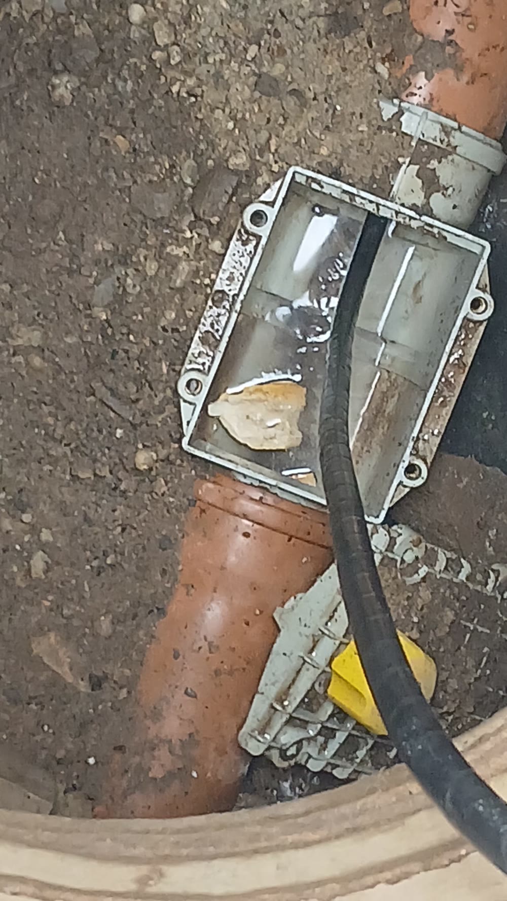 Geöffnete Reinigungsöffnung an einer KG-Grundleitung im Schacht bei einer Rohrreinigung in Euskirchen