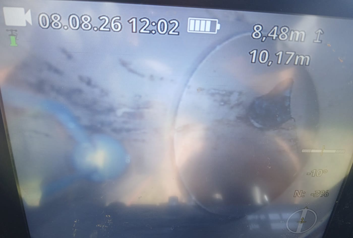 Monitor der Kanalkamera bei einer TV-Untersuchung in Mechernich: Schadstelle bei 8,48 Metern